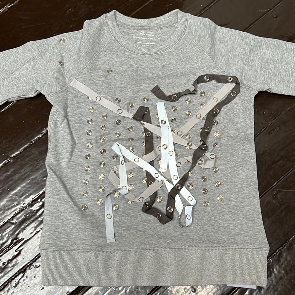KIDS sweatshirt DOES NOT SHOW A SIZE BUT LOOKS LIKE A 6/7